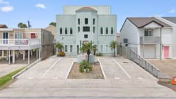 Island Dream - Walk to Beach, Pool, 3 Bedrooms