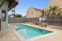 Island Dream - Walk to Beach, Pool, 3 Bedrooms