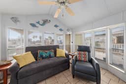 Little Breeze - Waterfront Cottage, Pools, Golf