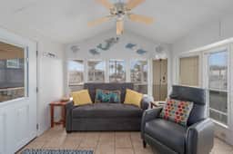 Little Breeze - Waterfront Cottage, Pools, Golf
