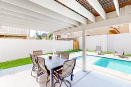 Carolyn's Beach House unit A