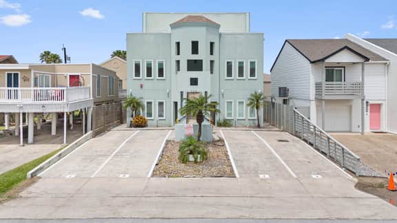 Island Dream - Walk to Beach, Pool, 3 Bedrooms