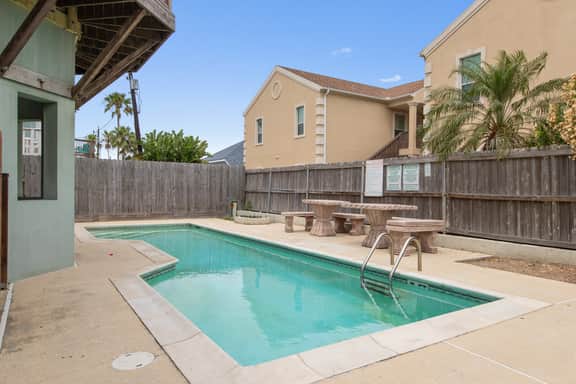 Island Dream - Walk to Beach, Pool, 3 Bedrooms