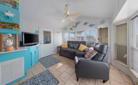 Little Breeze - Waterfront Cottage, Pools, Golf