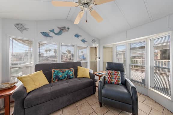 Little Breeze - Waterfront Cottage, Pools, Golf