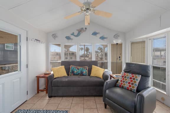 Little Breeze - Waterfront Cottage, Pools, Golf