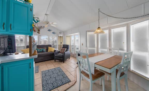 Little Breeze - Waterfront Cottage, Pools, Golf