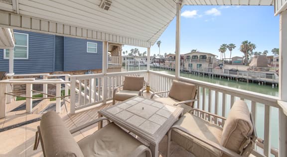 Little Breeze - Waterfront Cottage, Pools, Golf